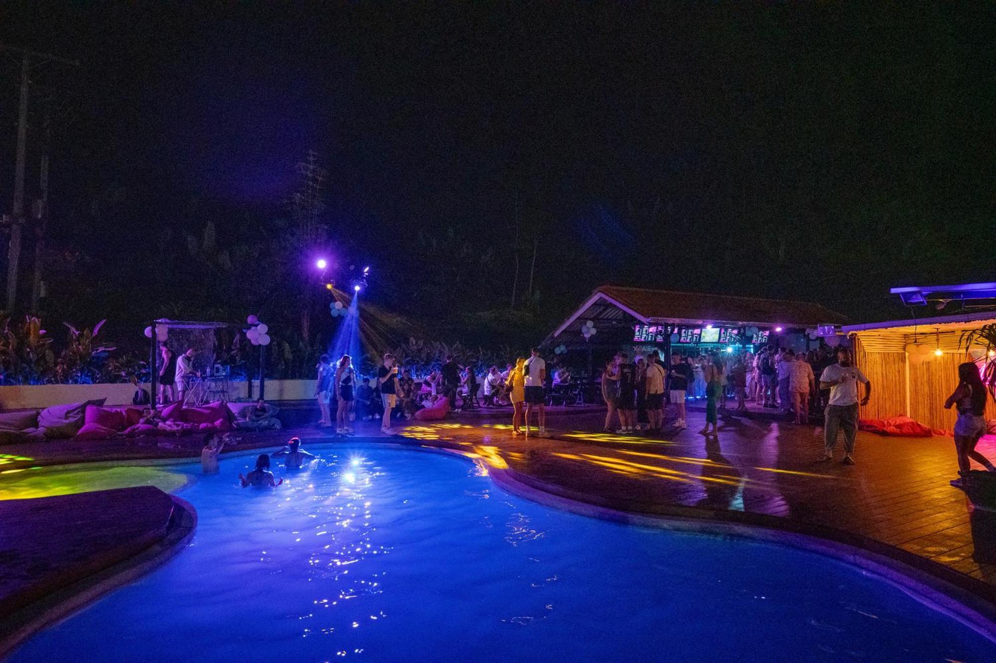 Base Party Hostel Ao Nang Luaran gambar