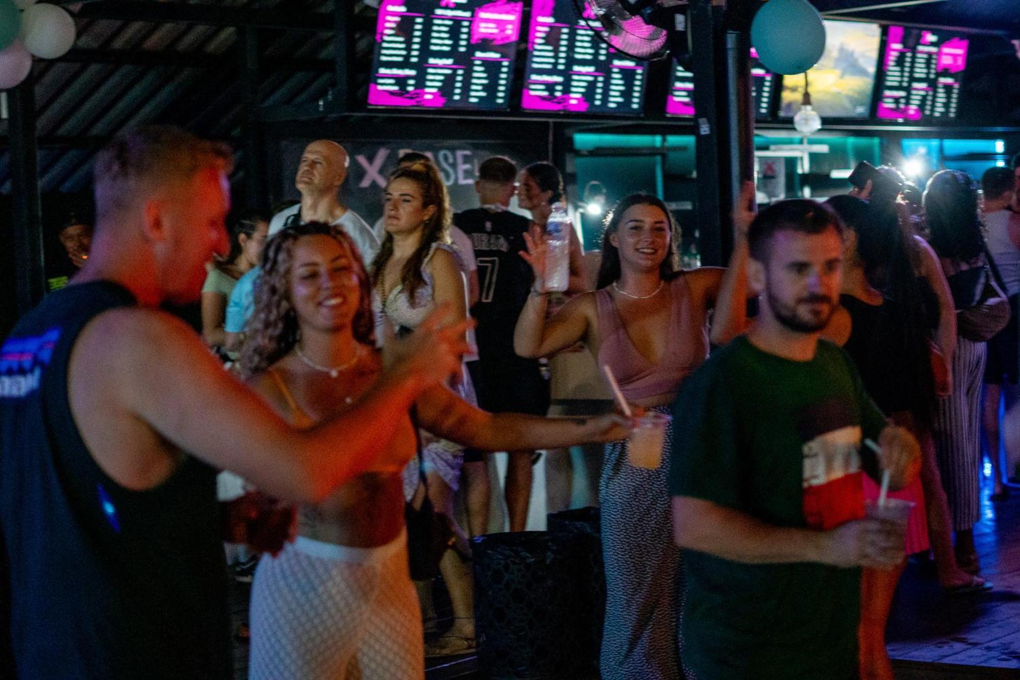 Base Party Hostel Ao Nang Luaran gambar