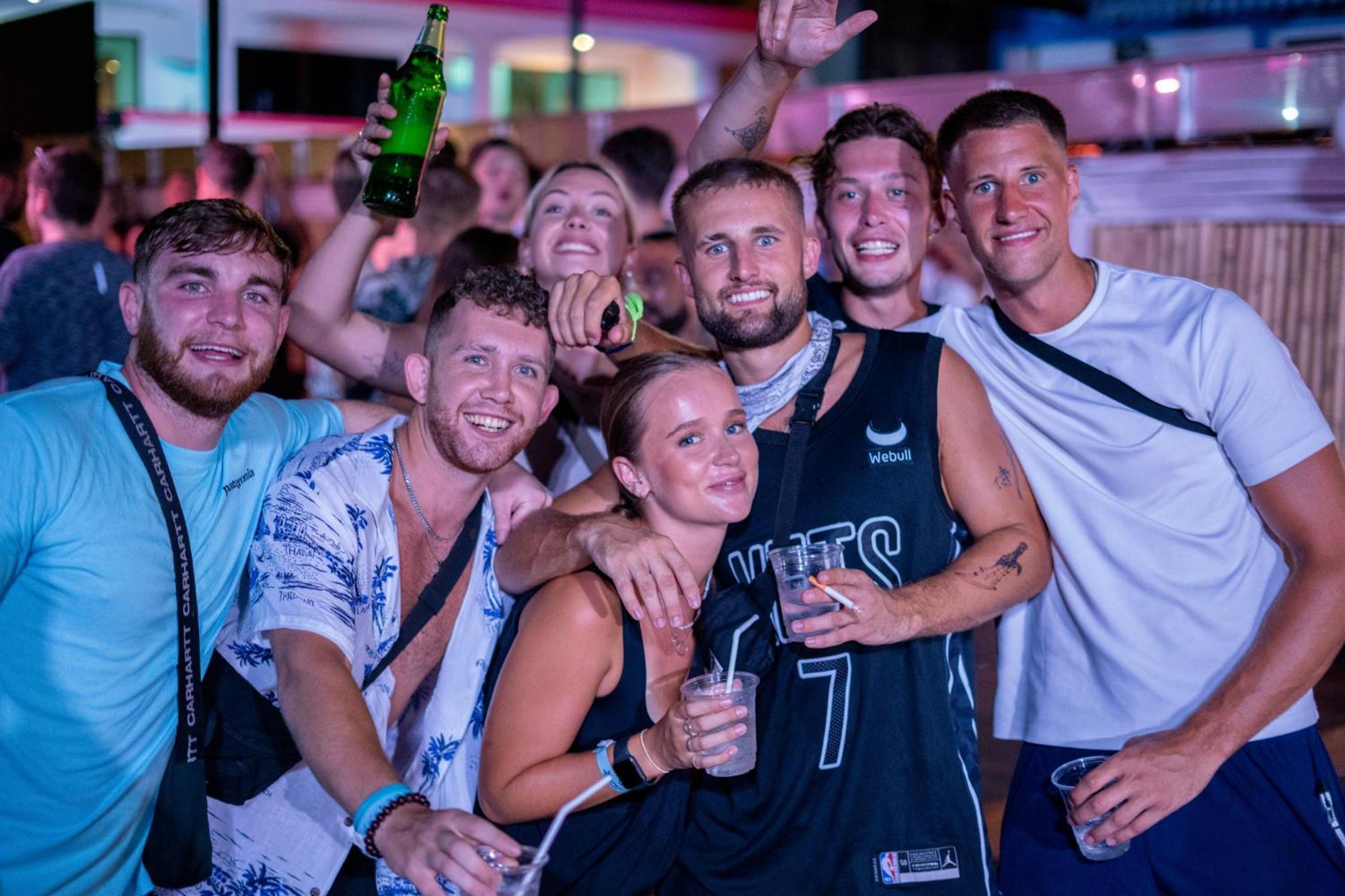 Base Party Hostel Ao Nang Luaran gambar