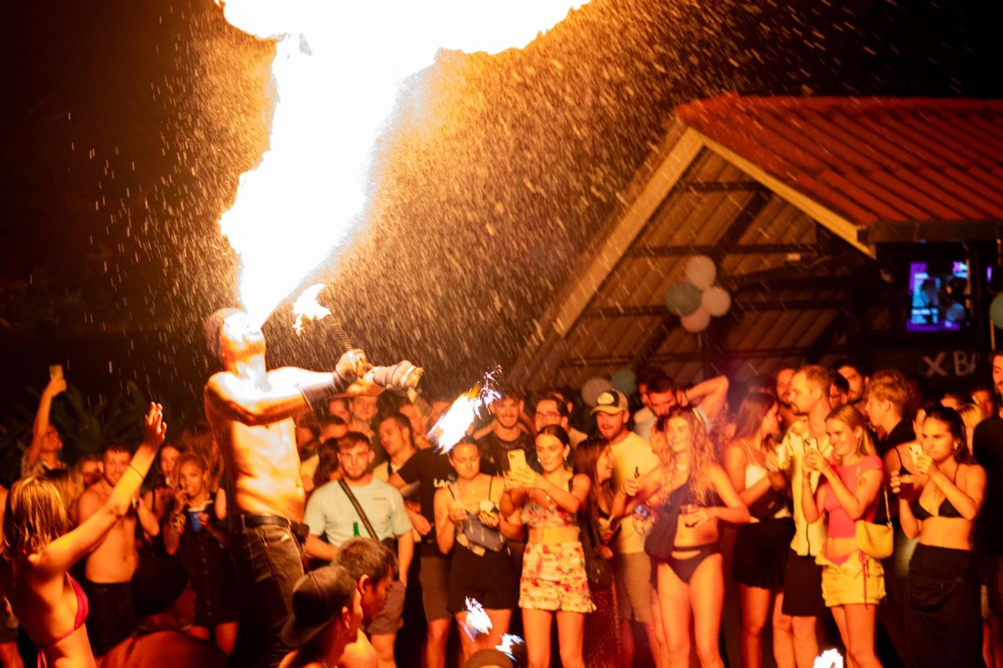 Base Party Hostel Ao Nang Luaran gambar