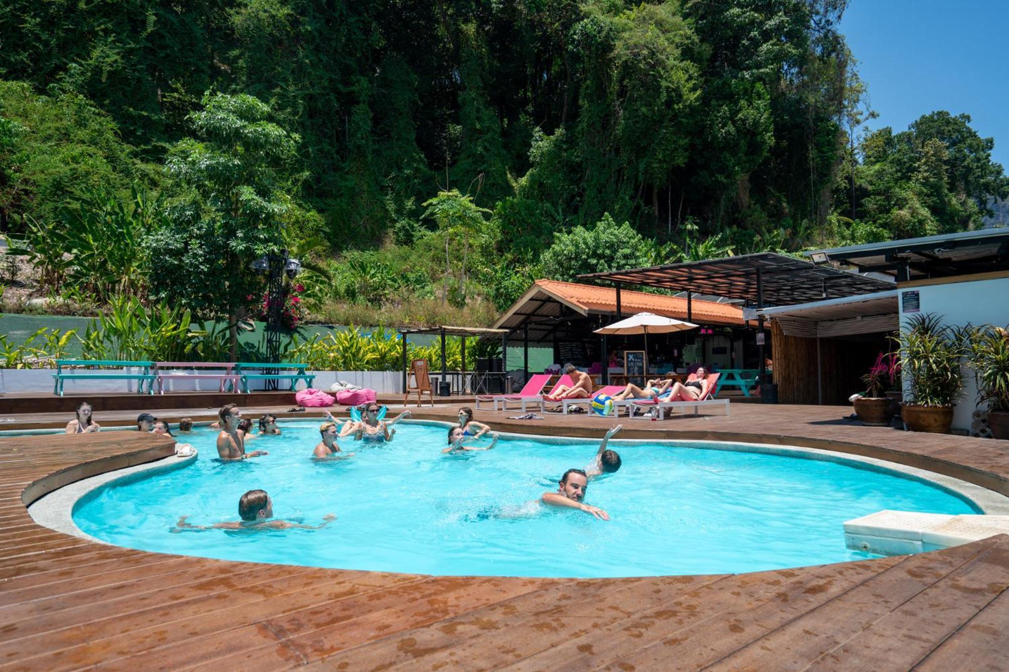 Base Party Hostel Ao Nang Luaran gambar