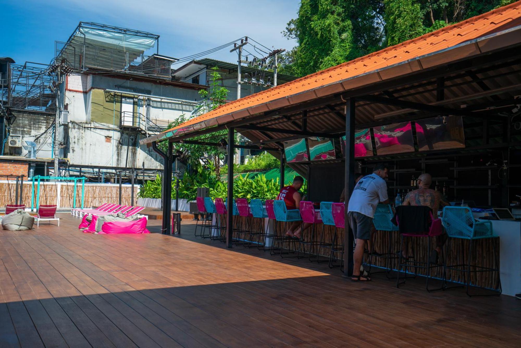 Base Party Hostel Ao Nang Luaran gambar
