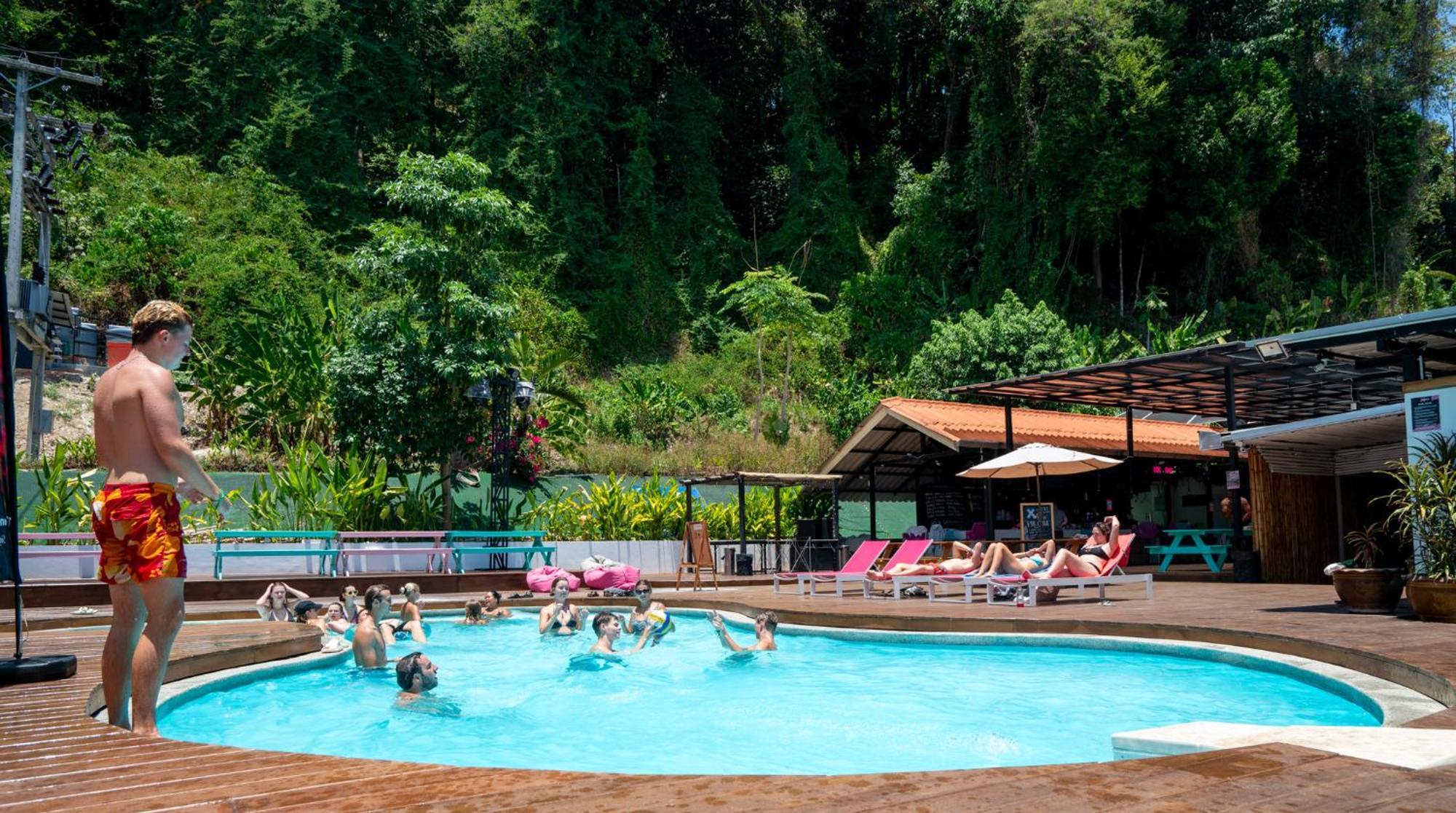 Base Party Hostel Ao Nang Luaran gambar