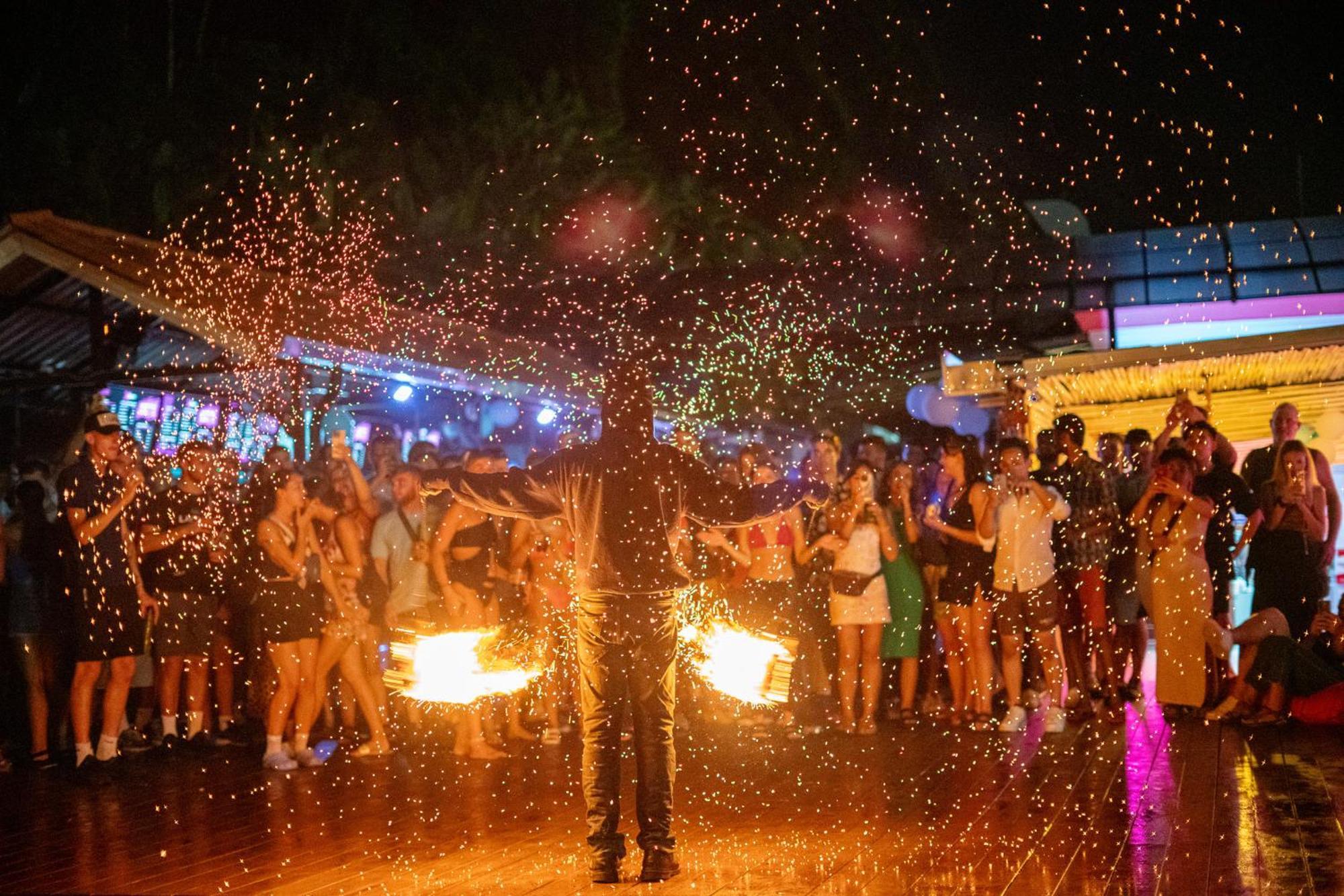 Base Party Hostel Ao Nang Luaran gambar